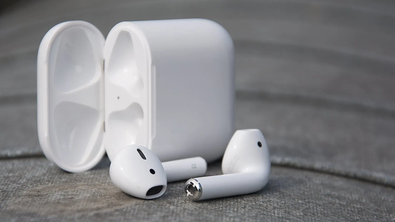 Apple AirPods (1st Generation) with Fibercloth Bundle