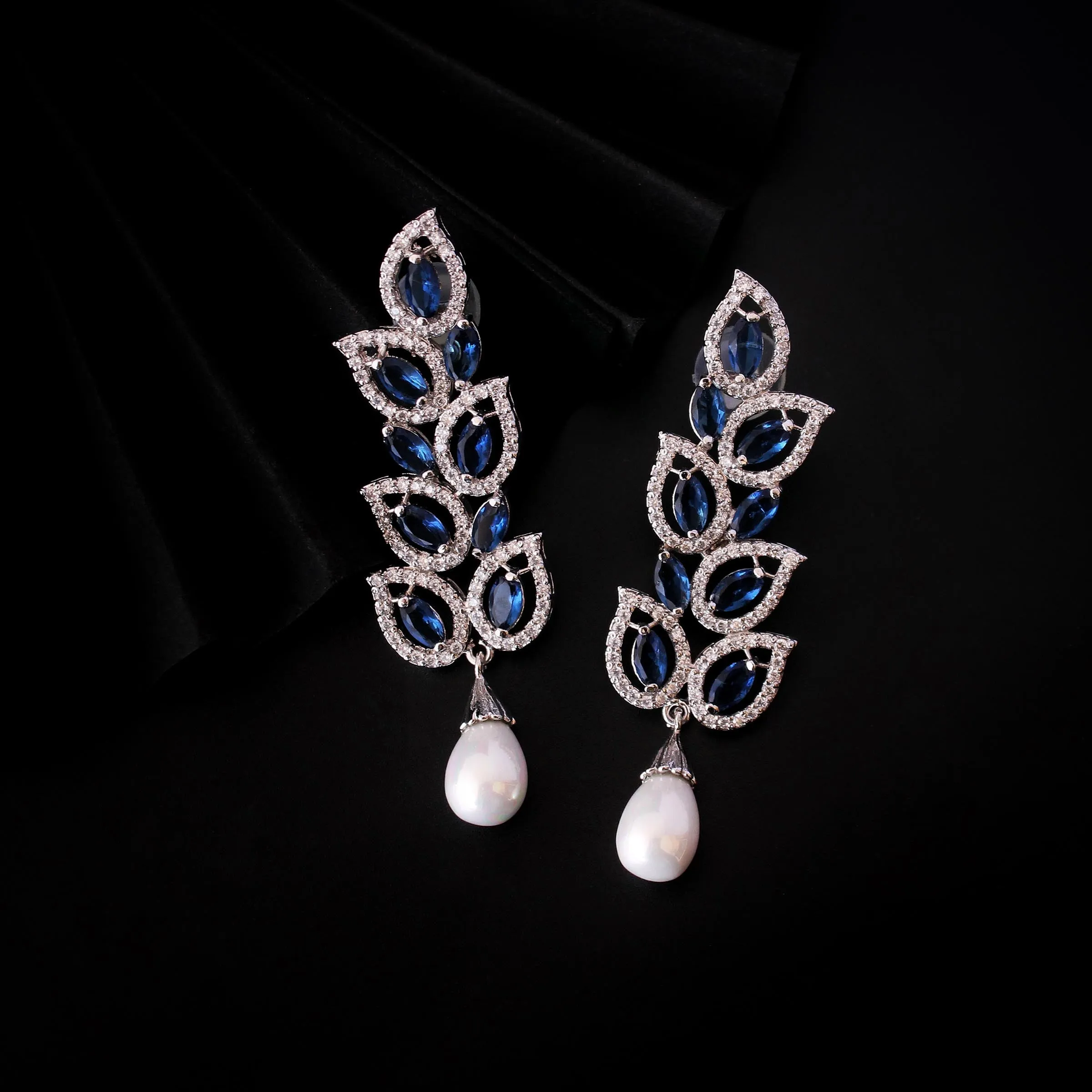 Earrings in blue onyx