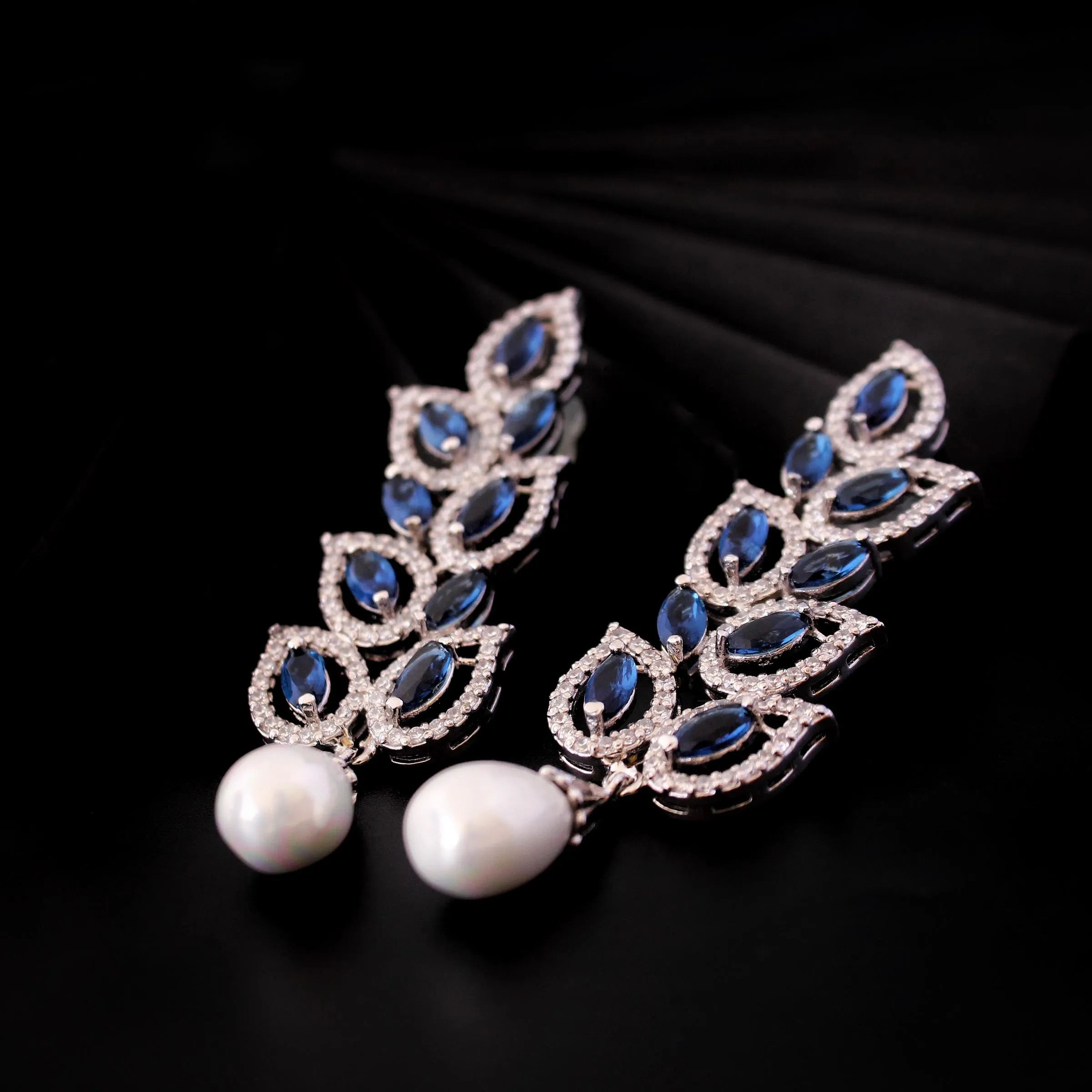 Earrings in blue onyx